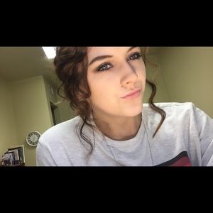 Meet your Posher, Larissa